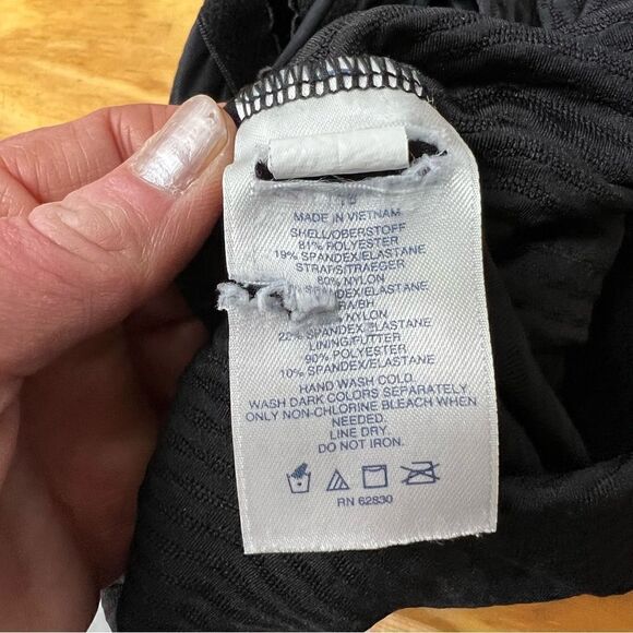 Lands End Solid black textured swim tank with underwire size 16 - Picture 8 of 9